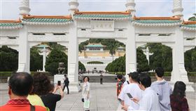 遊客在故宮北院外留影（1）故宮13日臨時召開記者會表示，原「新故宮計畫」沒有說要閉館整建，會朝向不閉館同時進行整擴建。圖為觀光客在故宮北院外拍照留念。中央社記者徐肇昌攝  107年11月13日