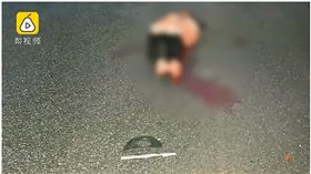 中國大陸湖南日前發生一起詭異命案，女性死者半裸橫躺在馬路中央，身上有許多傷勢及被綑綁過的痕跡，警方到場後初步判斷，懷疑死者是遭人性侵後殺害，但是真相卻因為一道閃爍的車燈大逆轉。（圖／翻攝自梨視頻）