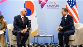 美國副總統彭斯昨（15）日在新加坡參加東南亞國協（ASEAN）峰會及美國與東協國家峰會，與南韓總統文在寅舉行正式會談。（圖／翻攝自@VP 推特）