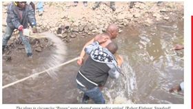 差點被當眾「割掉」！男子一天到晚嗆人　遭群眾蓋布袋脫褲（圖／翻攝自Standard Digital）