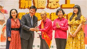 資深志工張長林獲特殊貢獻獎台中市政府15日舉辦衛生保健績優志工暨團隊表揚大會，96歲資深志工張長林（右3）榮獲特殊貢獻獎，接受台中市長林佳龍（左2）頒獎表揚。中央社記者郝雪卿攝　107年11月15日