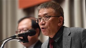 飛安會主委楊宏智說明飛安會轉型運安會（1）行政院會後記者會15日在行政院新聞中心舉行，飛安會主委楊宏智（右）說明國家運輸安全調查委員會組織法及調查法草案。中央社記者孫仲達攝  107年11月15日