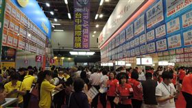 台中國際旅展登場　民眾搶便宜2018秋季台中國際旅展9日到12日在台中世貿中心登場，約230家業者進駐搶攻寒假及春節連假商機，首日即吸引大批消費者進場。中央社記者郝雪卿攝　107年11月9日