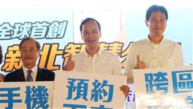 新北公車服務更進步　手機就能預約下車新北市長朱立倫（中）15日公開展示交通局首創的「手機預約下車服務」，率先將物聯網技術導入公車服務，實現將虛擬App與實體下車鈴整合，讓乘客使用手機即可與公車互動，搭乘公車更從容不迫。中央社記者王鴻國攝　107年11月15日