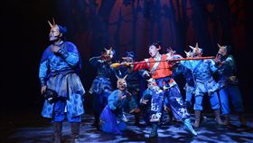 客語版諸葛四郎16日板橋演出客家委員會與紙風車劇團合作改編的客語版「諸葛四郎」武俠兒童劇，16日晚間7時將在板橋大觀國小操場演出。圖為演出畫面。（紙風車劇團提供）中央社記者汪宜儒傳真　107年11月15日