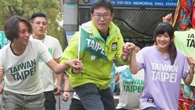 姚文智籲18日站出來  手牽手護台北（2）民進黨台北市長候選人姚文智（前中）16日出席「Young翻台北：青年站出來」記者會，呼籲全民18日手牽手站出來，一起翻轉台北。中央社記者謝佳璋攝  107年11月16日