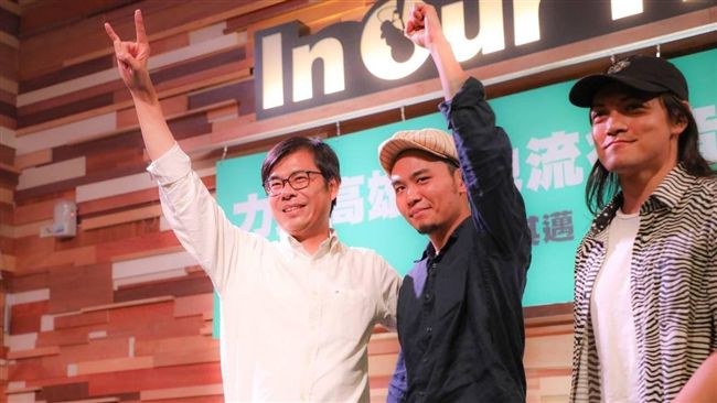 不畏霸凌守護高雄　滅火器挺陳其邁