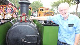 英國迷你火車頭嘉義蒜頭糖廠亮相（2）台糖公司向英國商借的Dougal蒸汽火車頭，16日在嘉義蒜頭糖廠亮相，英國火車技師班克拉夫特（John Bancroft）（右）指著車頭上的噴火龍說，這輛火車長期在英國威爾斯工作，因此火車前端裝上威爾斯圖樣。中央社記者江俊亮攝　107年11月16日