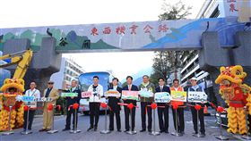 中橫便道開放中巴通行中橫便道（台8臨37便道）開放中巴通行，16日起豐原客運865路公車正式上路，台中市長林佳龍（右5）等人出席通車典禮。（市府提供）中央社記者郝雪卿傳真  107年11月16日