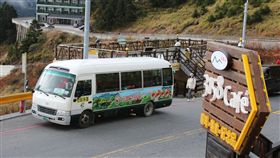 滿載人情與幸福　豐原客運6506更像觀光巴士豐原客運6506路線（豐原－梨山）就像一輛滿載人情味、幸福感的觀光巴士，就算每年虧損，仍奮力載著居民及外地遊客，繞一大圈行經武嶺、松雪樓（圖）往返梨山。中央社記者蕭博陽南投縣攝　107年11月16日