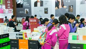 台北國際書展　鼓勵寓教於樂校外教學（2）2019年台北國際書展特別企劃「開學趣書展」活動，邀全台高中、國中、小學、幼兒園一起到書展，進行寓教於樂的校外教學。（台北書展基金會提供）中央社記者魏紜鈴傳真　107年11月16日