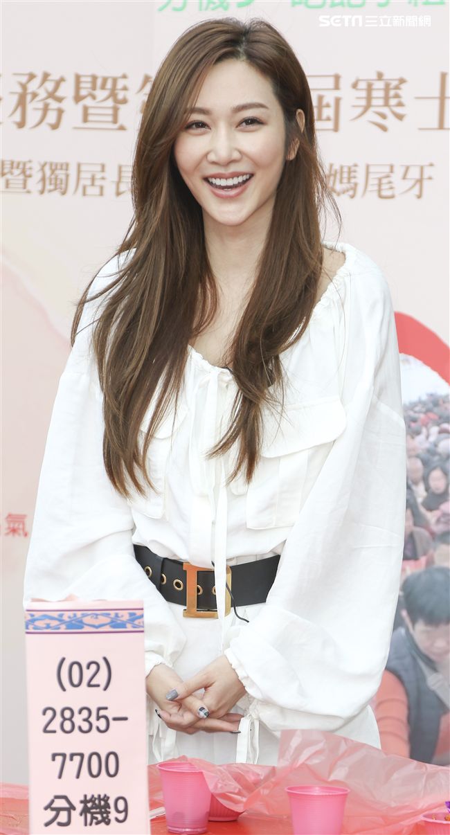 曾莞婷與創世基金會老中青三代一同打桌。(記者林士傑/攝影)