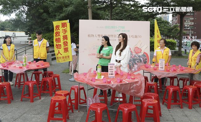 曾莞婷與創世基金會老中青三代一同打桌。(記者林士傑/攝影)