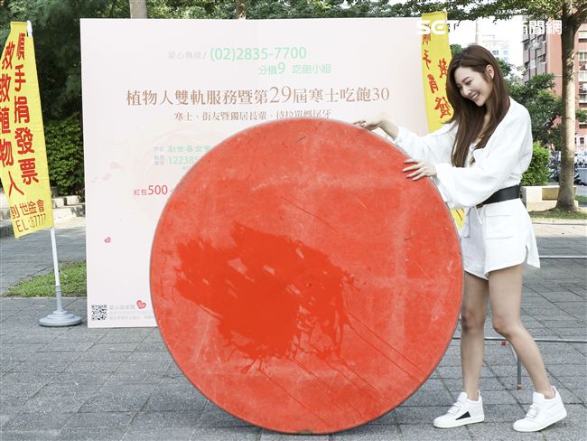 曾莞婷與創世基金會老中青三代一同打桌。(記者林士傑/攝影)