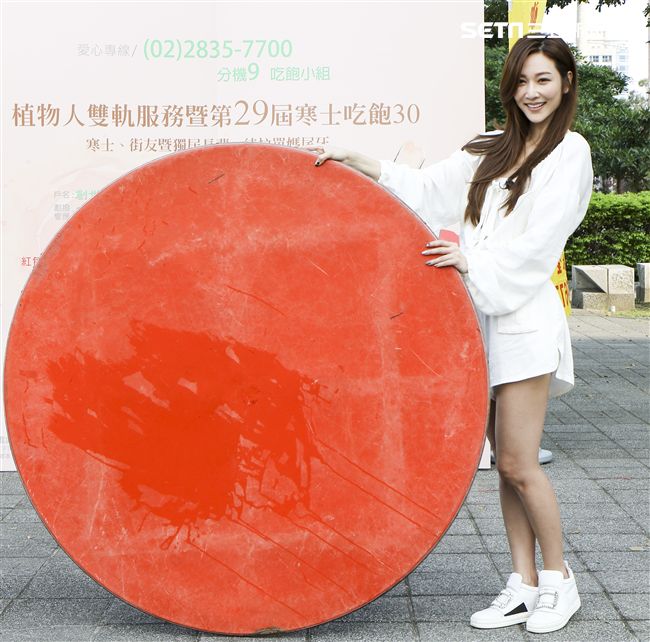 曾莞婷與創世基金會老中青三代一同打桌。(記者林士傑/攝影)