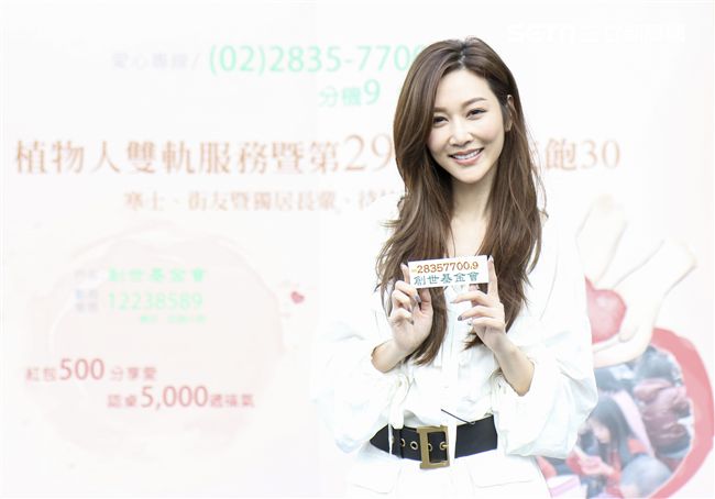 曾莞婷與創世基金會老中青三代一同打桌。(記者林士傑/攝影)