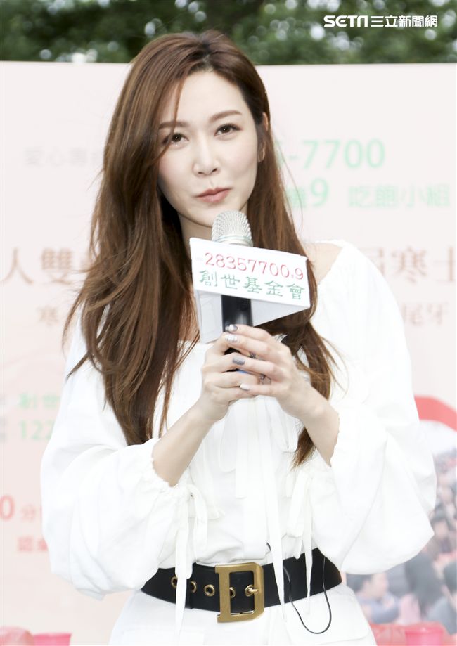 曾莞婷與創世基金會老中青三代一同打桌。(記者林士傑/攝影)