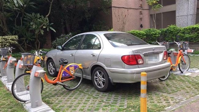 不甩U-bike夾擊…轎車硬插而上