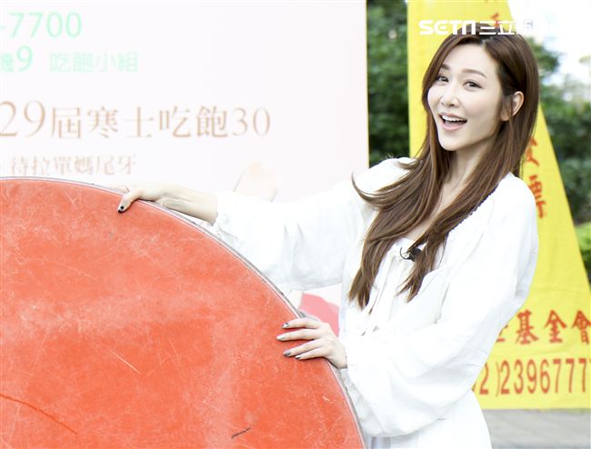 曾莞婷與創世基金會老中青三代一同打桌。(記者林士傑/攝影)