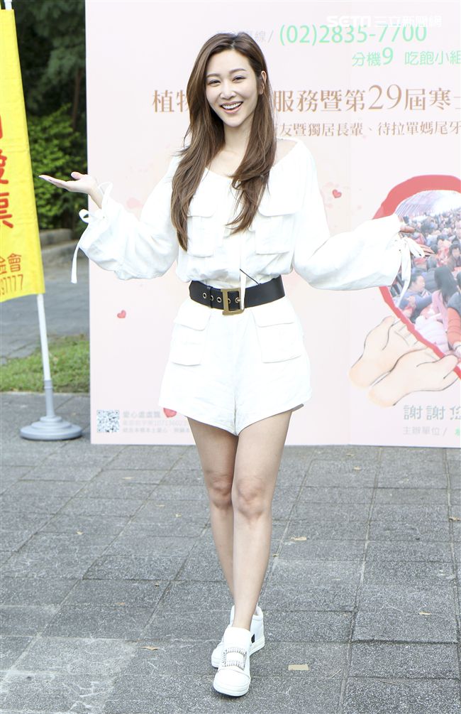 曾莞婷與創世基金會老中青三代一同打桌。(記者林士傑/攝影)