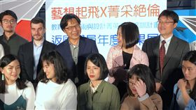 發展台灣藝術設計  葉俊榮提3要素教育部長葉俊榮（後中）16日出席「106年度藝術與設計菁英海外培訓計畫成果展」，致詞時表示，發展藝術設計有3個要素，包括對生活需求的滿足、美學涵養的實踐、文化底蘊的發揚。中央社記者陳至中台北攝  107年11月16日