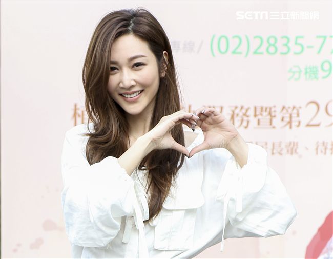 曾莞婷與創世基金會老中青三代一同打桌。(記者林士傑/攝影)