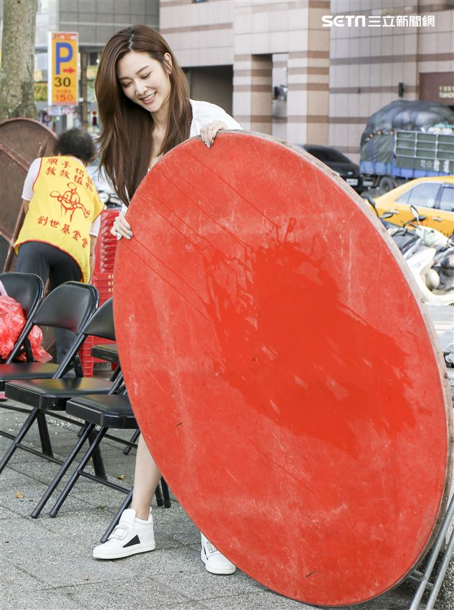 曾莞婷與創世基金會老中青三代一同打桌。(記者林士傑/攝影)