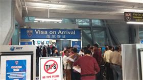 泰國免落地簽證費上路　尖峰時段深夜及凌晨泰國15日開始實施落地簽證免費措施，初期辦理人潮並不多，圖為印度籍旅客16日在曼谷蘇凡納布國際機場辦理落地簽證的情形。（旅客提供）中央社記者劉得倉曼谷傳真　107年11月16日