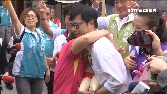 婆媽鐵粉多！阿嬤見陳其邁「攬條條」