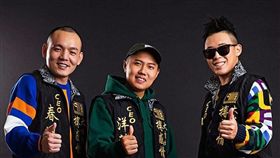 玖壹壹三人穿著競選服，擺出「懇請支持」的表情。（圖／翻攝自玖壹壹IG）