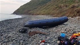 越南人偷渡台東海岸　2人溺斃（2）5名越南籍人士19日凌晨企圖從台東大武海邊偷渡上岸，未料橡皮艇遭大浪打翻落海，造成其中2名越南籍人士溺斃。（海巡提供）中央社記者盧太城台東傳真　107年3月19日