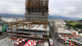 花蓮市區土地疑遭賤賣  將追究行政責任東洋廣場位於花蓮市區，占地約2300坪，卿蓬公司民國102年標得土地於103年5月動工，將興建地下3層、地面26層，號稱東台灣第一棟複合式度假酒店。花蓮縣代理縣長蔡碧仲16日召開記者會，指出東洋廣場確有被低估賣出情形，將調查並追究相關行政責任。中央社記者李先鳳攝　107年11月16日