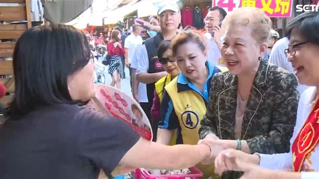柯媽北上掃街拜票　攤商喊：6號凍蒜