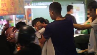 學生宣傳「挺同」太吵　攤商勒脖毆頭