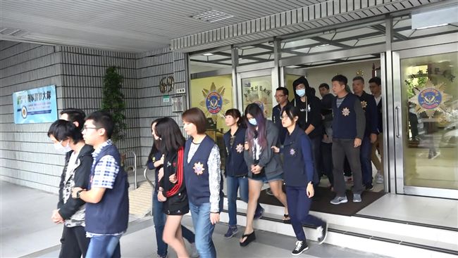 黑幫盜刷信用卡　1年非法賺400萬