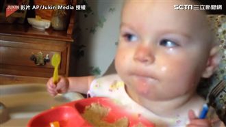 「靠臉」吃飯！寶寶豬式扒飯笑翻網友
