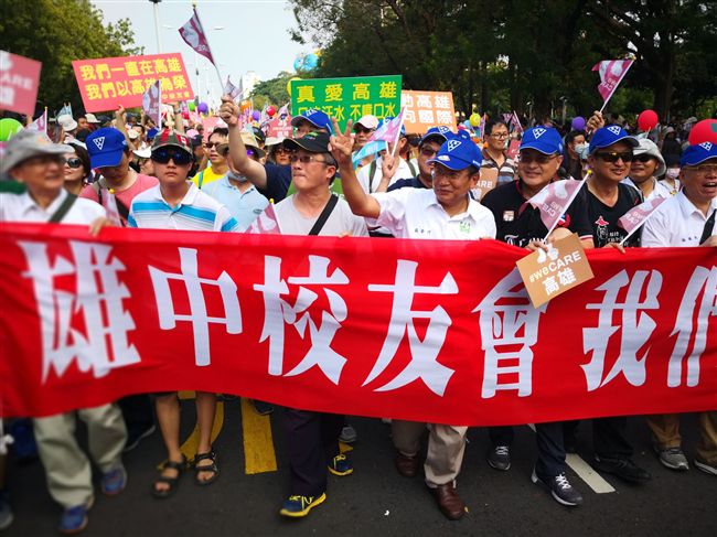 高雄大遊行　雄中校友走在隊伍裡挺邁
