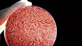 美國政府機關今日就如何管制動物細胞培養食品一事達成共識，為美國肉品市場販售所謂的「試管肉」鋪路。（示意圖／翻攝自微博＠太傻猫的食神经）
