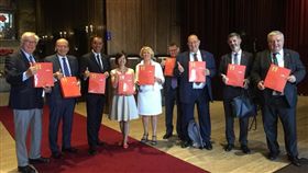 台灣女性在國際舞台發光，從半導體轉行烘焙業的黃淑君創業有成，今日抱回有商界奧斯卡之稱的史蒂夫獎（Stevie Awards）國際企業傑出女性3項獎座（圖／翻攝自Choice巧思臉書）
