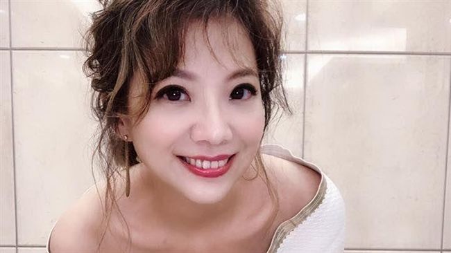 美女主播項鍊卡深溝　網驚：怎麼辦？