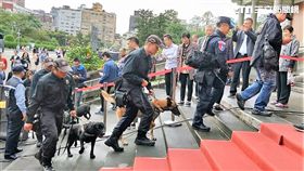 維安特警除了持長、短槍進駐，還有警犬旁身。（圖／記者邱榮吉攝影）