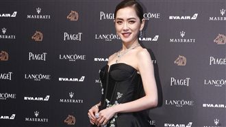 楊千霈穿搭有禮貌！紅毯小露香肩迎客