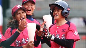 顏逸（右）揮出陽春砲後接受隊友迎接。（圖／中華壘協提供） 