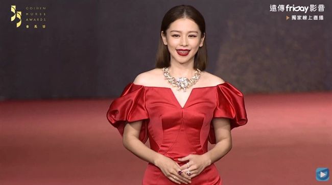 女神霸氣降臨！徐若瑄大紅戰袍展酥胸