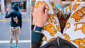 不少人出門都有忘東忘西的經驗，但有一名女網友出門竟忘了「換褲子」，直接穿有卡通角色圖案的睡褲出門。其他網友看到後掀起熱議，紛紛直喊「太可愛了！」甚至還有網友歪樓地問「褲子哪裡買？」（圖／翻攝自爆怨公社，網友授權提供）