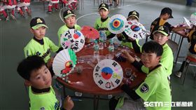 徐生明盃少棒選手彩繪油紙傘。（圖／記者王怡翔攝影）
