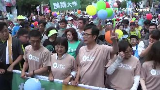 不畏「寒流夜襲」！陳其邁遊行走全程