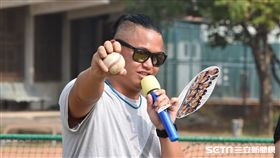 胡智為示範各種球路給小球員看。（圖／記者王怡翔攝影）