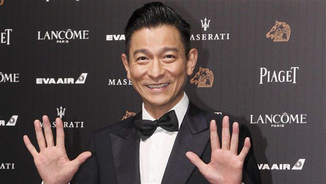 劉德華親民揪自拍！被誇帥害羞丟8字