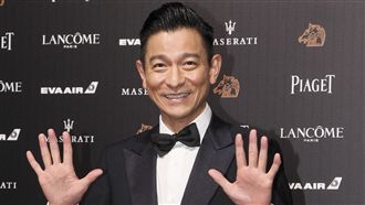 劉德華親民揪自拍！被誇帥害羞丟8字